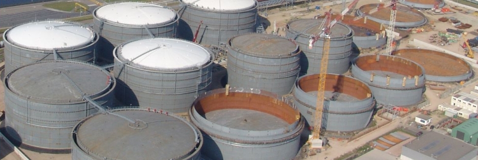 Großvolumige Lagertanks für Mineralölprodukte und Benzin für ein Seetanklager